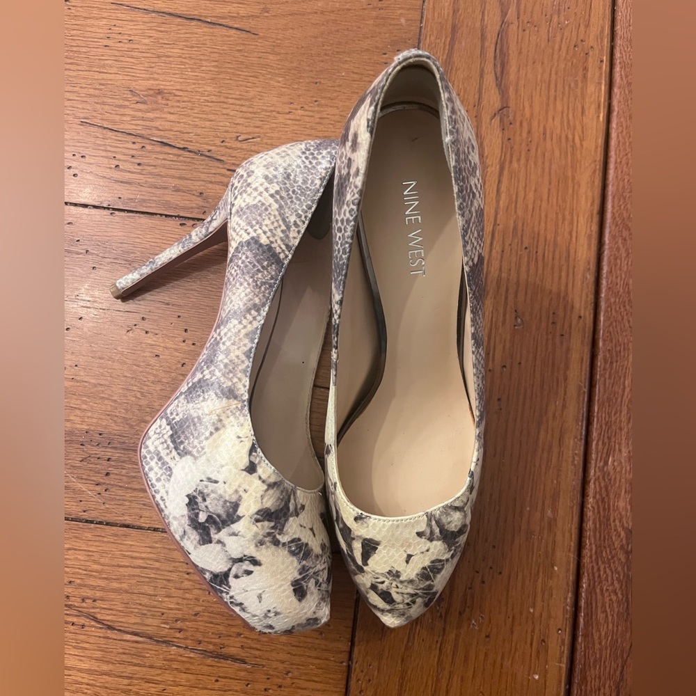 Nine West never worn snake skin heels